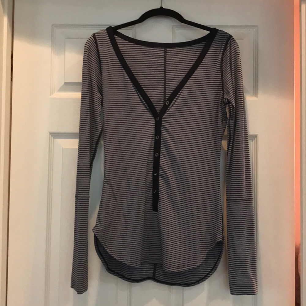 Lululemon 🍋 rare button front long sleeve shirt